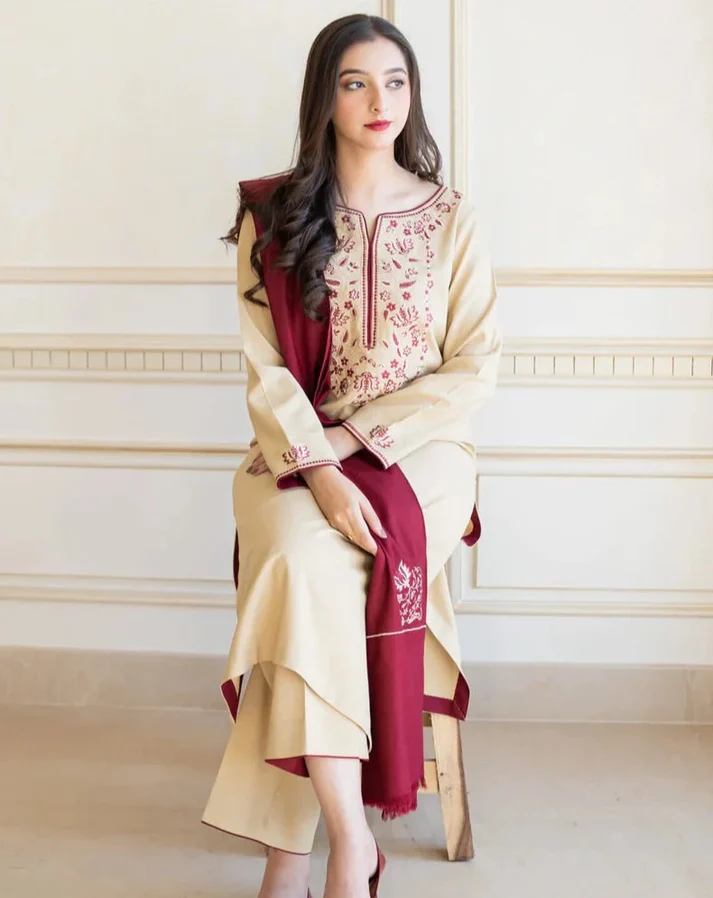 5_81315a3d-9850-4d6f-9cd1-9ba4a98d01be Dhanak 3PC Embroidered-12 - Image 1
