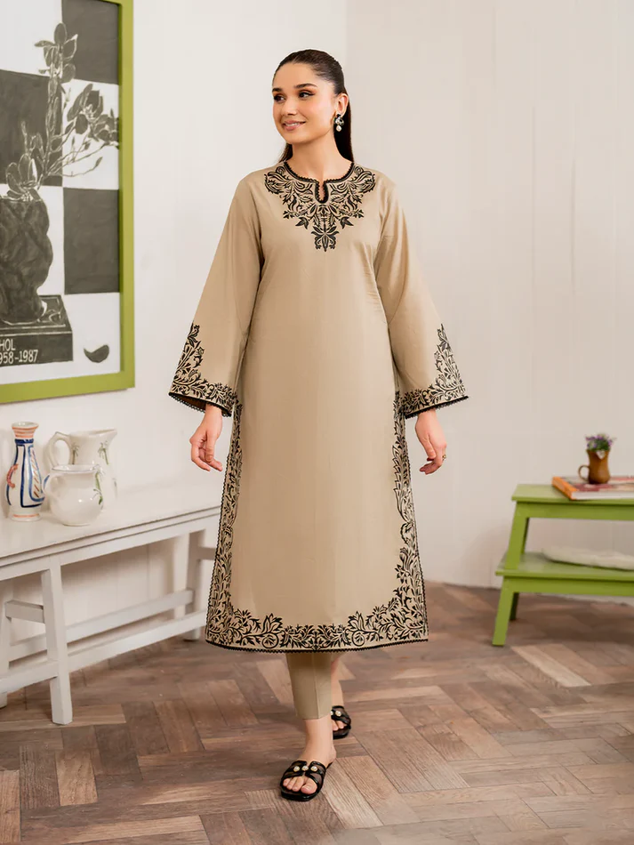 Areenah-6_c7560cf0-78a9-485b-8117-ecacacac96e3 3PC Dhanak Embroidered Shirt With Printed Dupatta-80 - Image 1